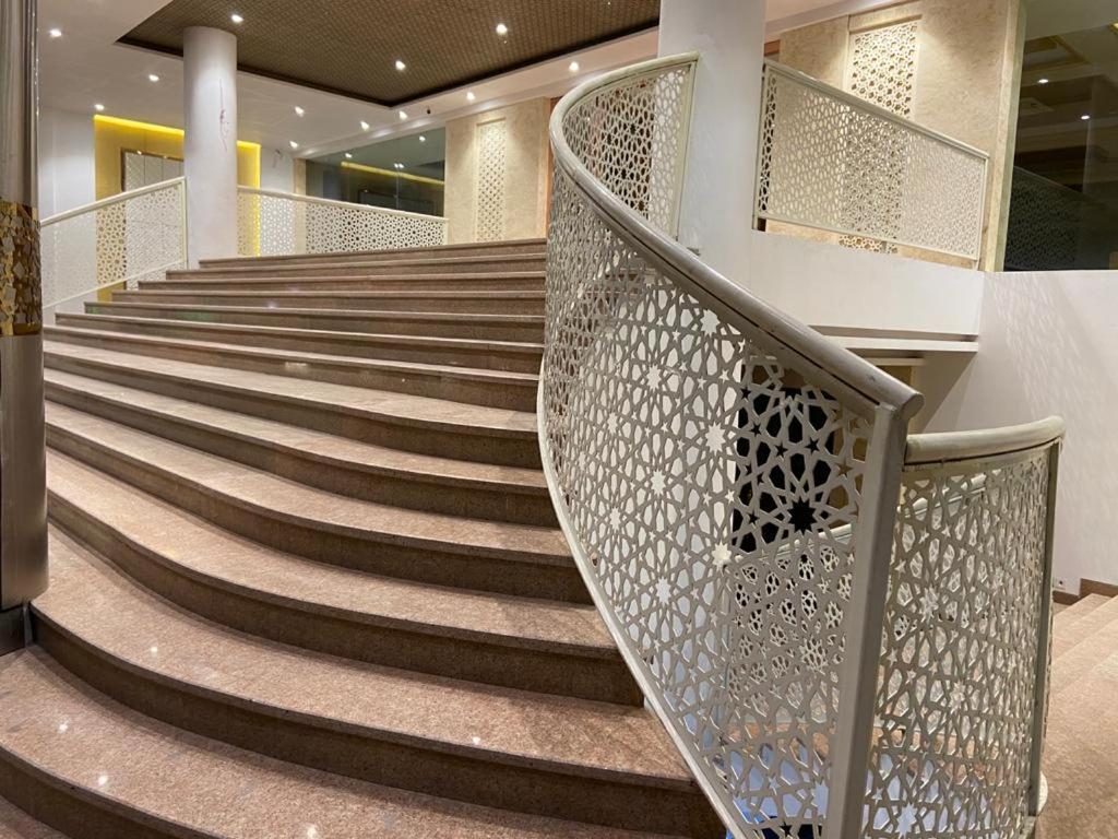 Acco Grand Hotel Lucknow Exteriör bild