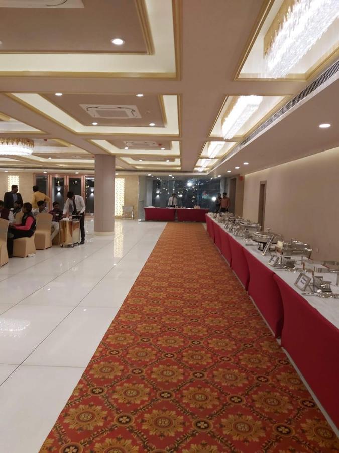 Acco Grand Hotel Lucknow Exteriör bild