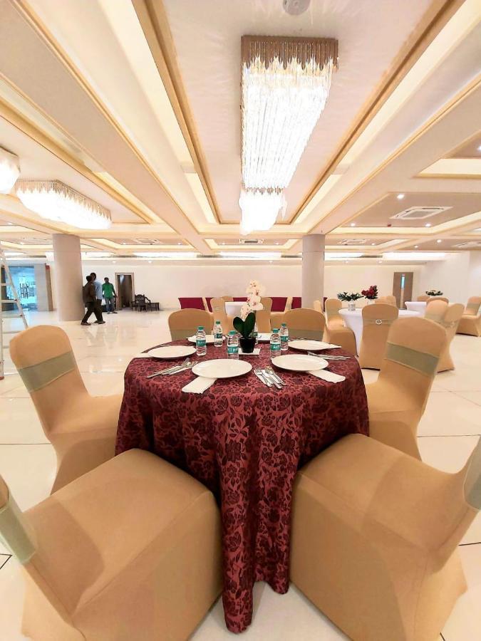 Acco Grand Hotel Lucknow Exteriör bild