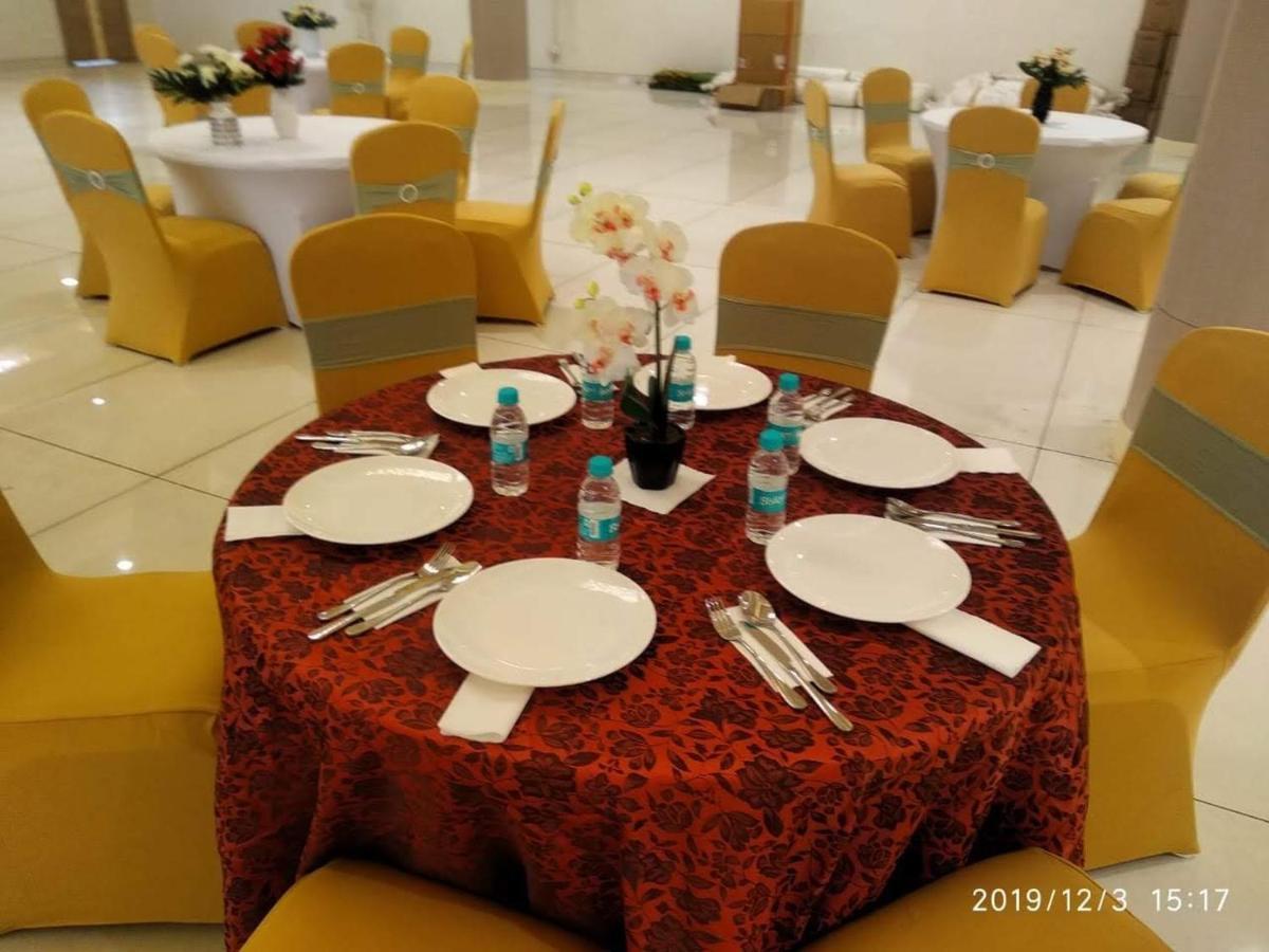 Acco Grand Hotel Lucknow Exteriör bild