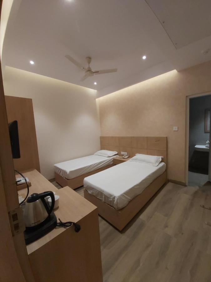 Acco Grand Hotel Lucknow Exteriör bild